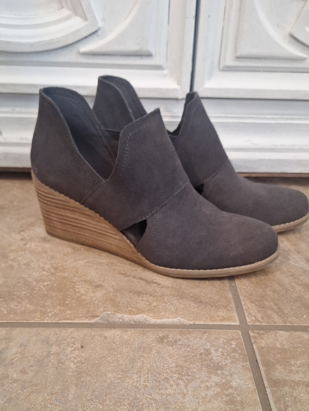 Tom’s Kallie Cutout booties 8 Gray